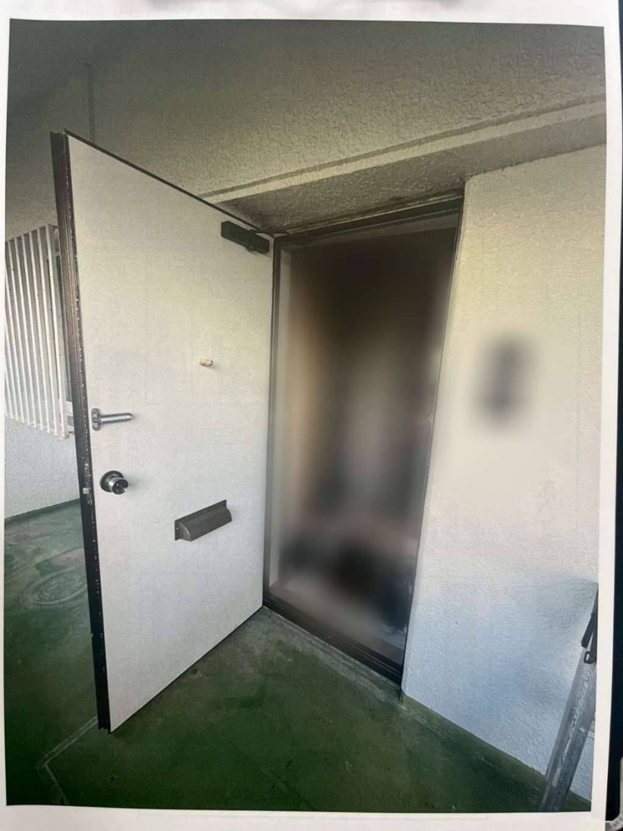 トーヨー建材のマンションドア(防火戸)をカバー工法にて１日でお取替えいたしました！の施工前の写真2