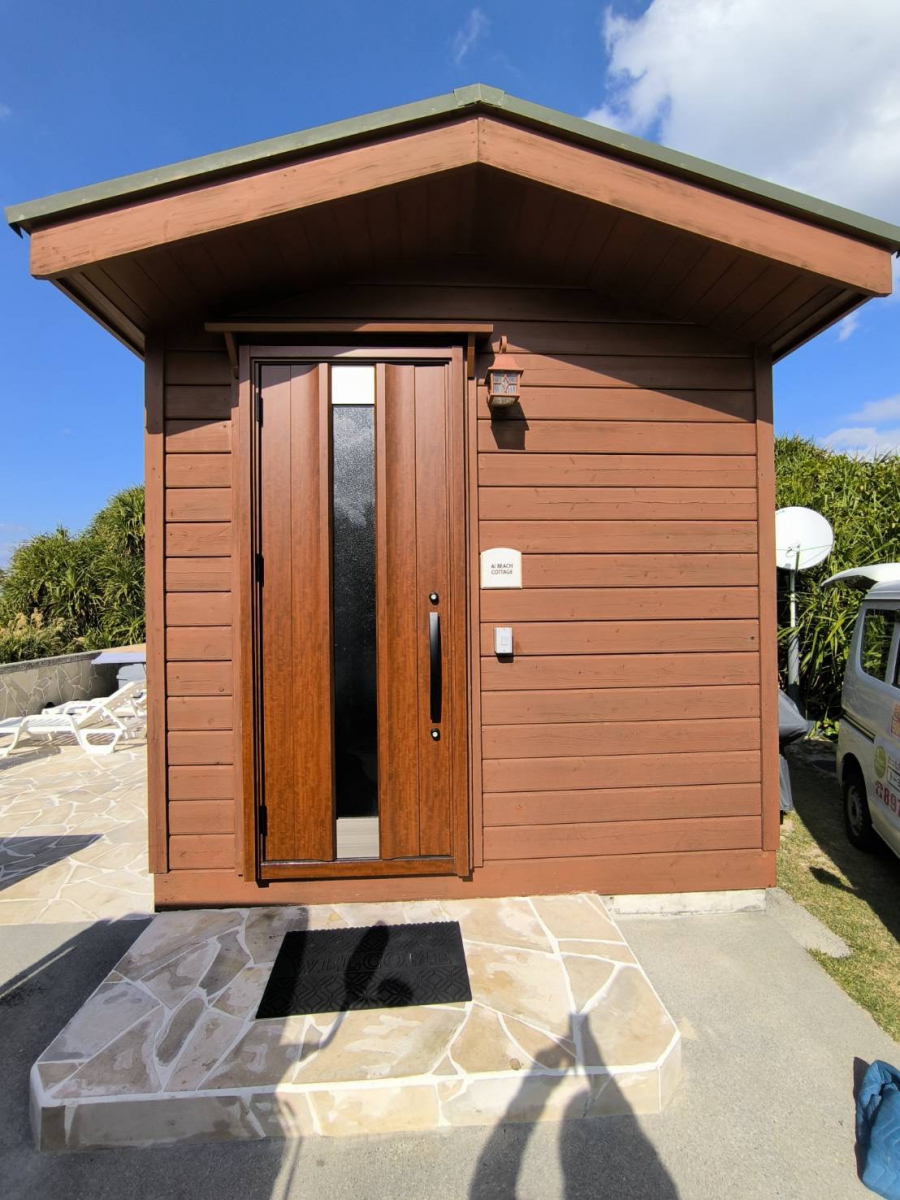 トーヨー建材の【国頭村奥間】ロッジの玄関ドアを1日リフォームしました！！の施工後の写真3