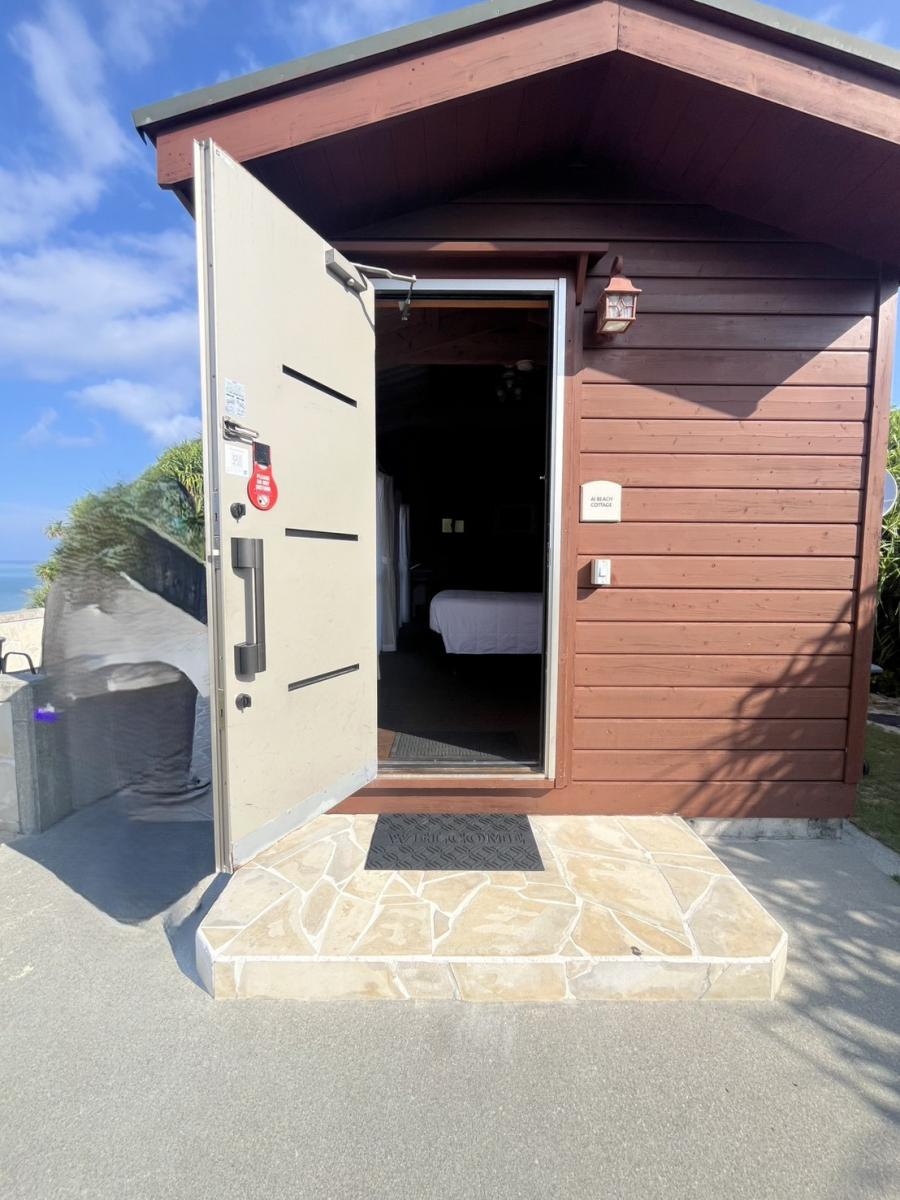 トーヨー建材の【国頭村奥間】ロッジの玄関ドアを1日リフォームしました！！の施工前の写真2