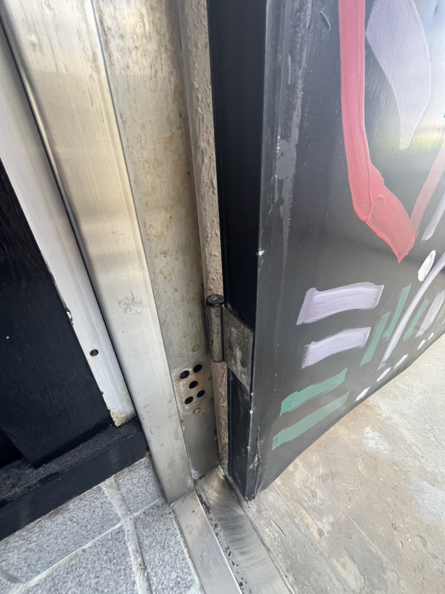 トーヨー建材の【北谷町】特定防火設備の玄関ドアを取り替えました！！の施工前の写真1