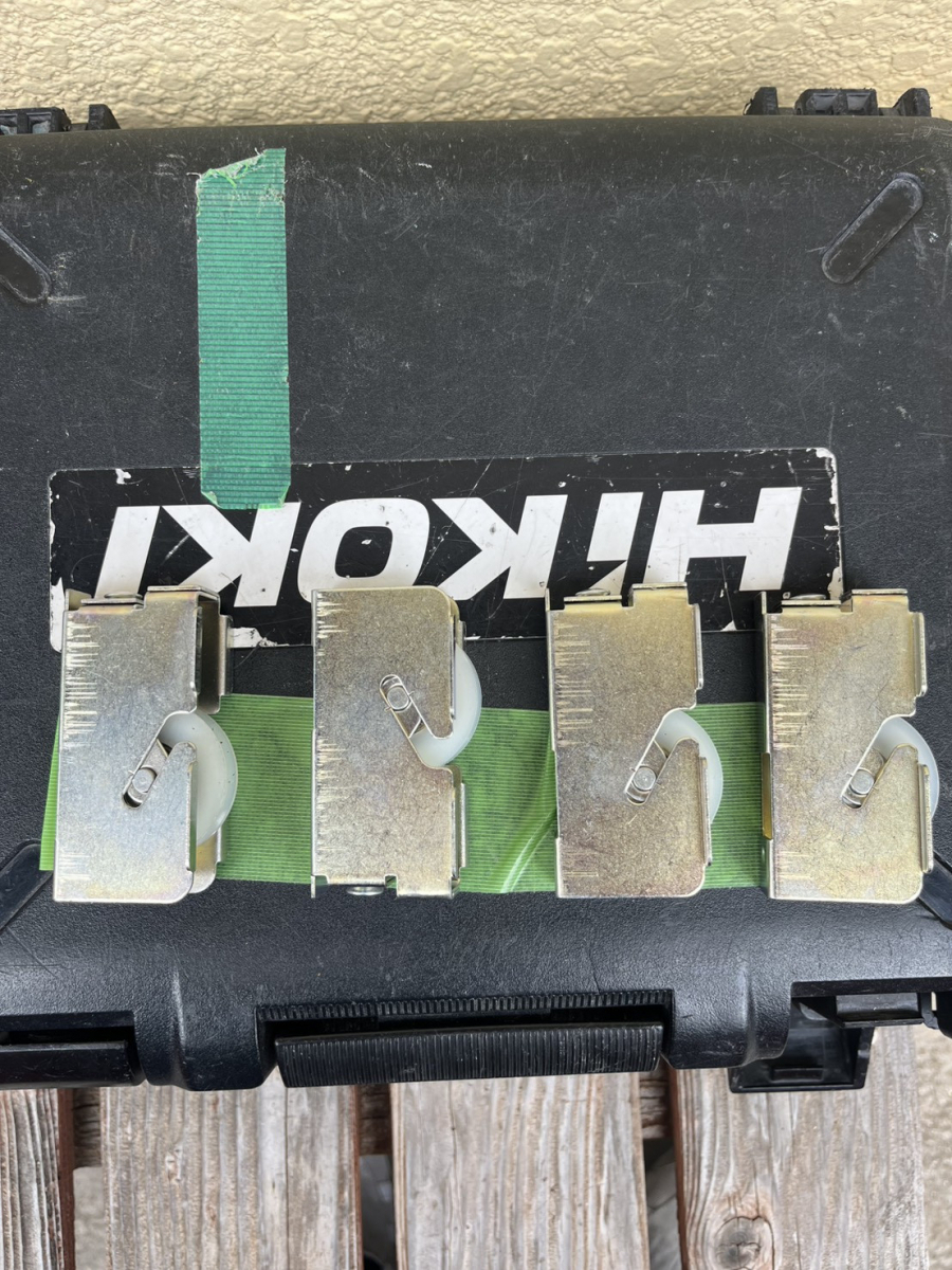 トーヨー建材の【浦添市】開閉しづらくなった窓の戸車を取り替えました！の施工後の写真1