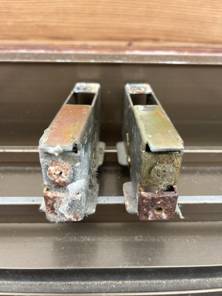 トーヨー建材の【浦添市】開閉しづらくなった窓の戸車を取り替えました！の施工前の写真1