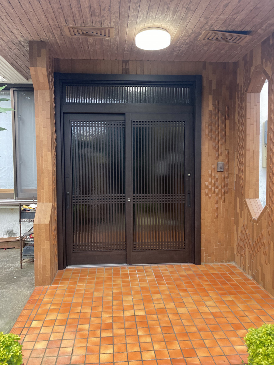 トーヨー建材の【沖縄施工事例】リシェント玄関引戸で快適＆安心な玄関へ♪の施工後の写真1