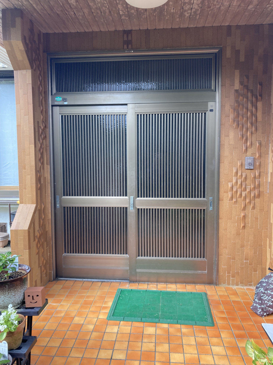 トーヨー建材の【沖縄施工事例】リシェント玄関引戸で快適＆安心な玄関へ♪の施工前の写真1