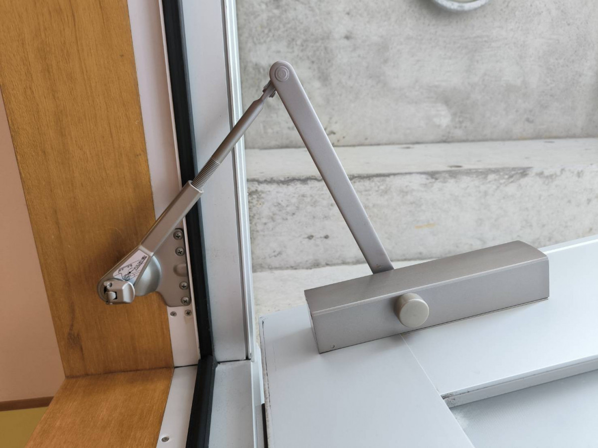 トーヨー建材の宜野湾市でドアクローザー交換の施工後の写真1