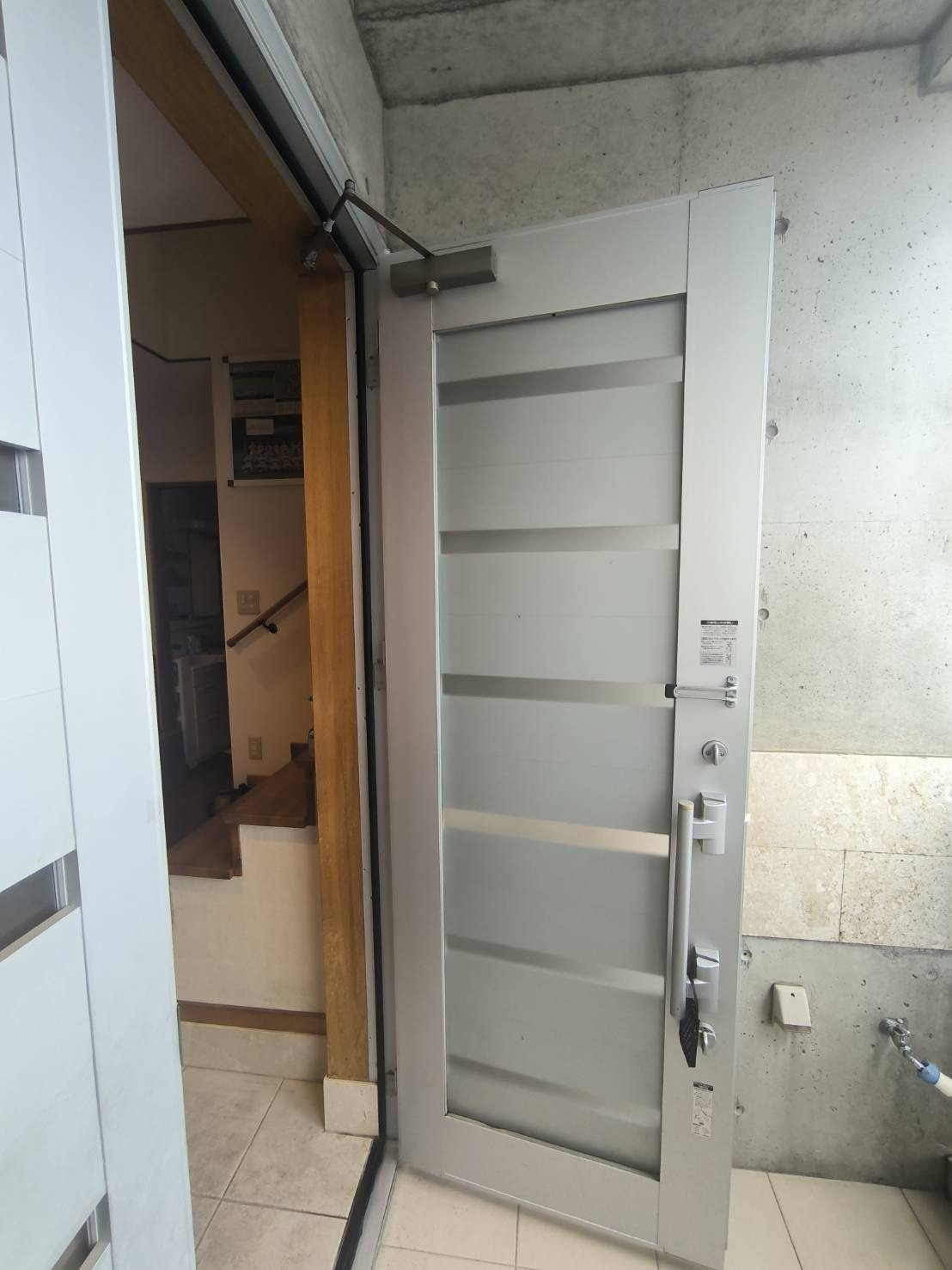 トーヨー建材の宜野湾市でドアクローザー交換の施工後の写真3