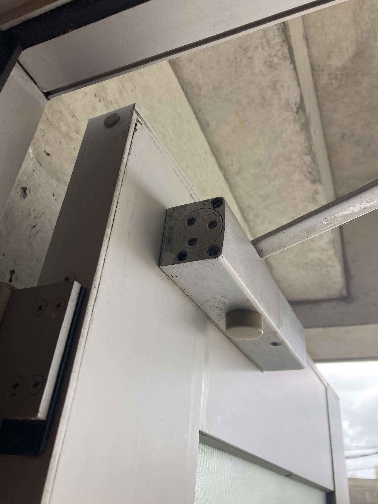 トーヨー建材の宜野湾市でドアクローザー交換の施工前の写真1