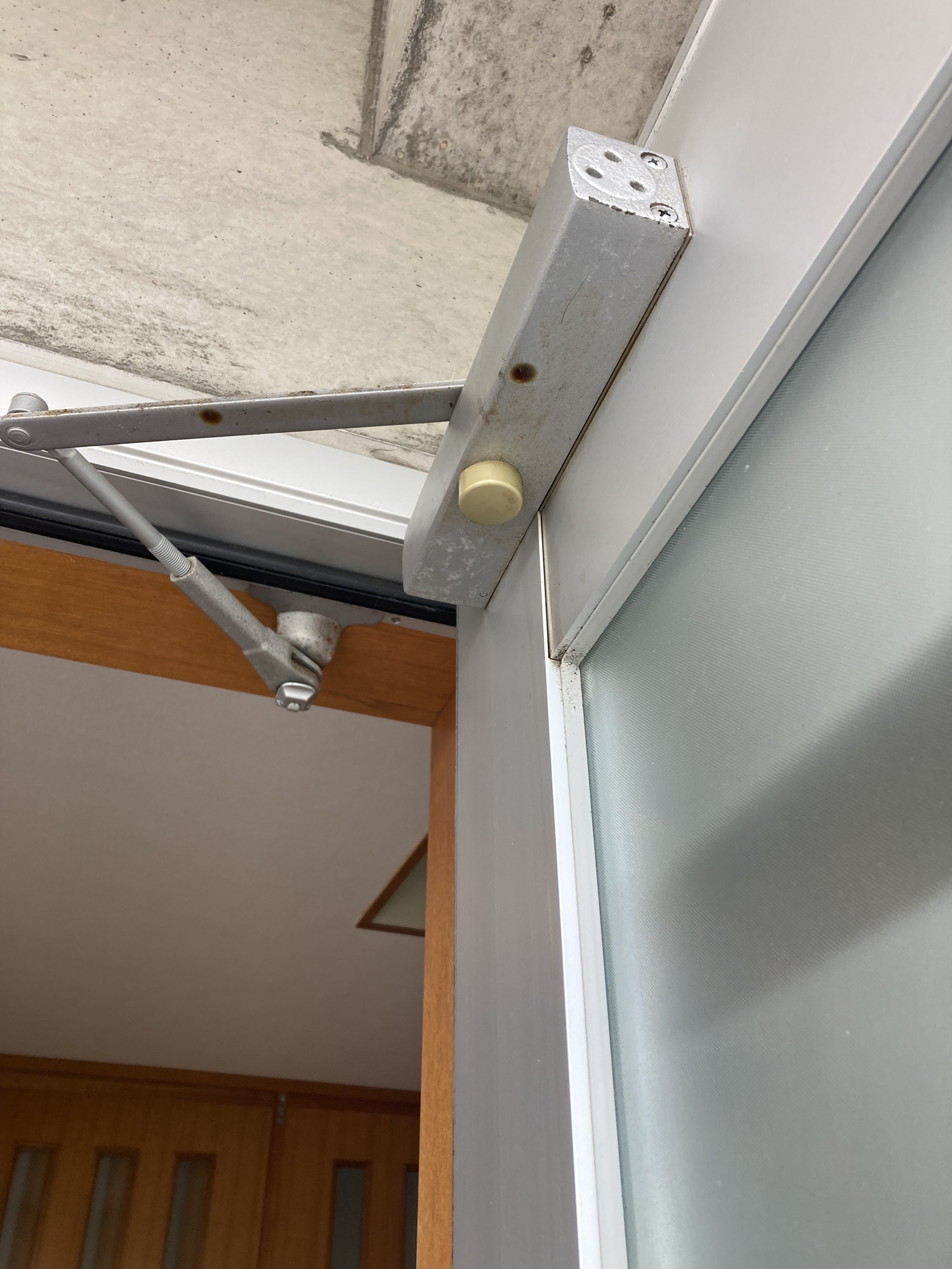 トーヨー建材の宜野湾市でドアクローザー交換の施工前の写真2