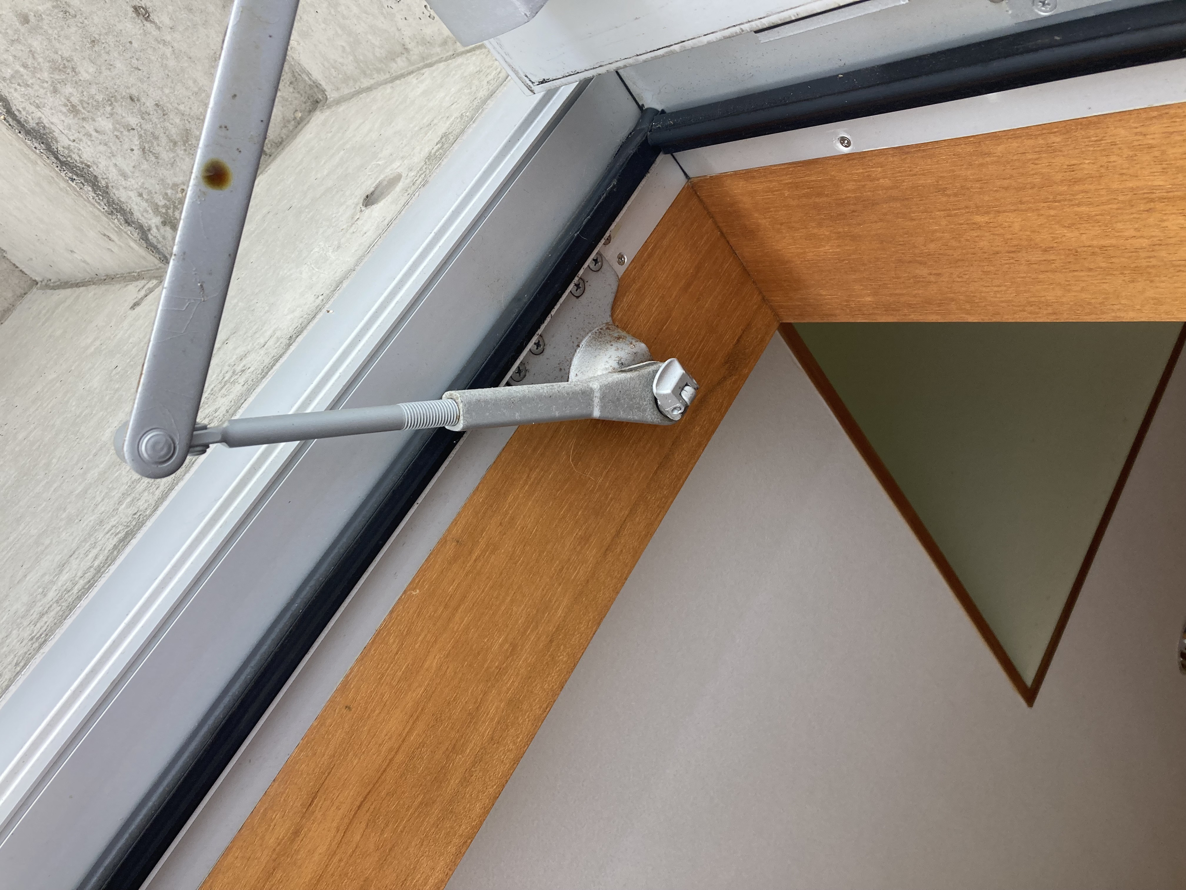 トーヨー建材の宜野湾市でドアクローザー交換の施工前の写真3