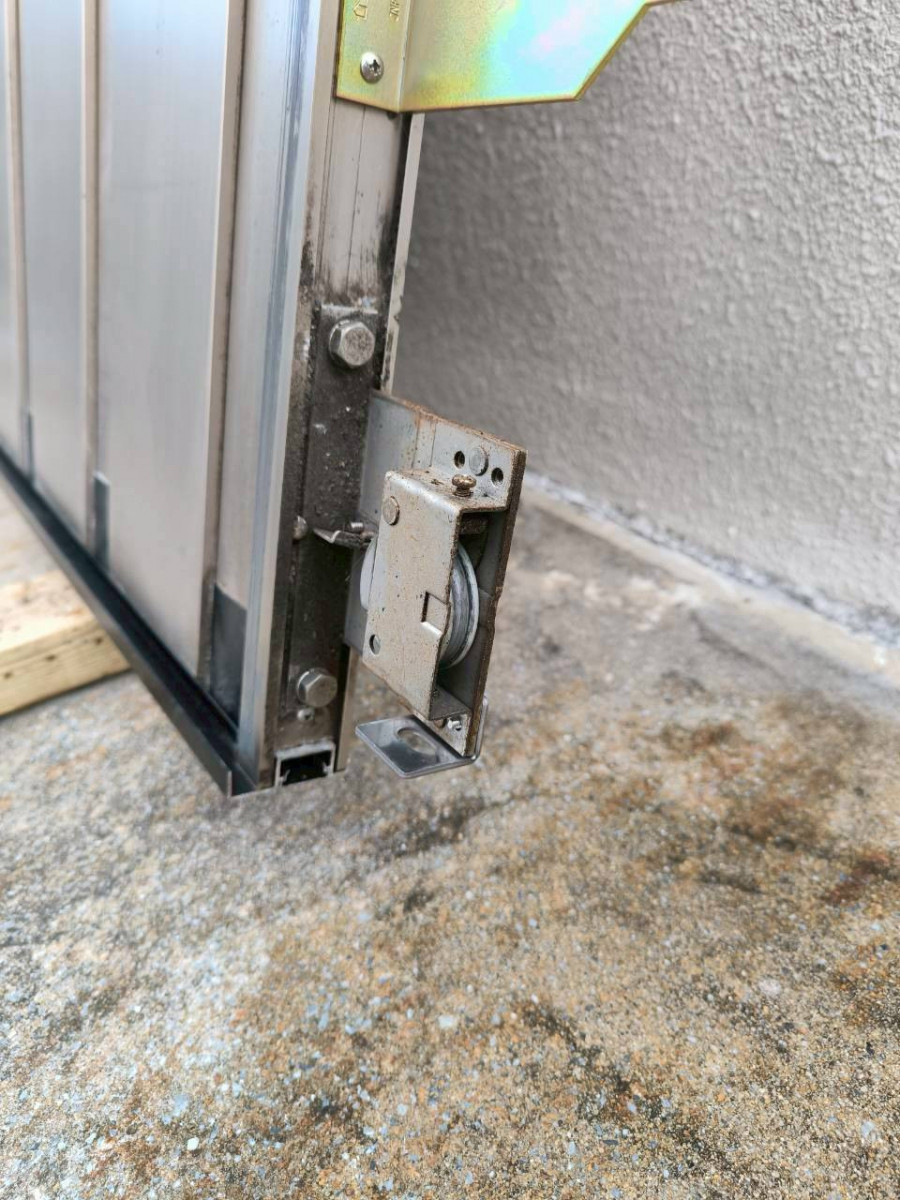 トーヨー建材のノーバスⅡ玄関引き戸の不具合修理を行いました！の施工前の写真3