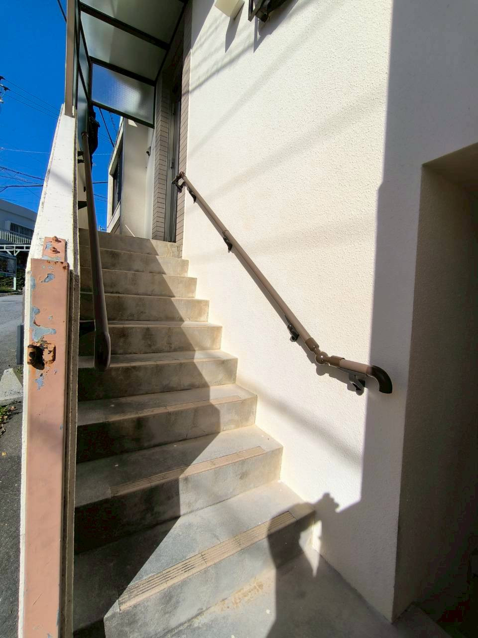 トーヨー建材の将来に備えた階段手すり「グリップライン」施工事例の施工後の写真1