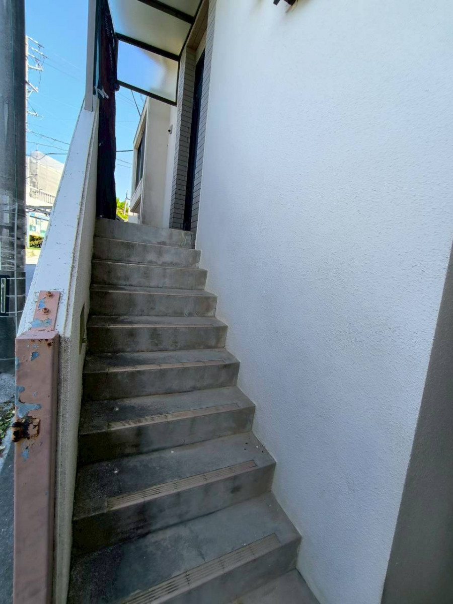 トーヨー建材の将来に備えた階段手すり「グリップライン」施工事例の施工前の写真1