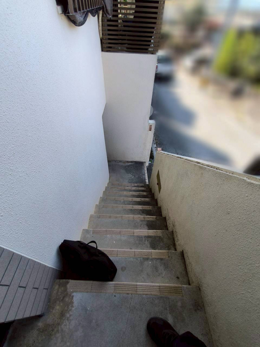 トーヨー建材の将来に備えた階段手すり「グリップライン」施工事例の施工前の写真2