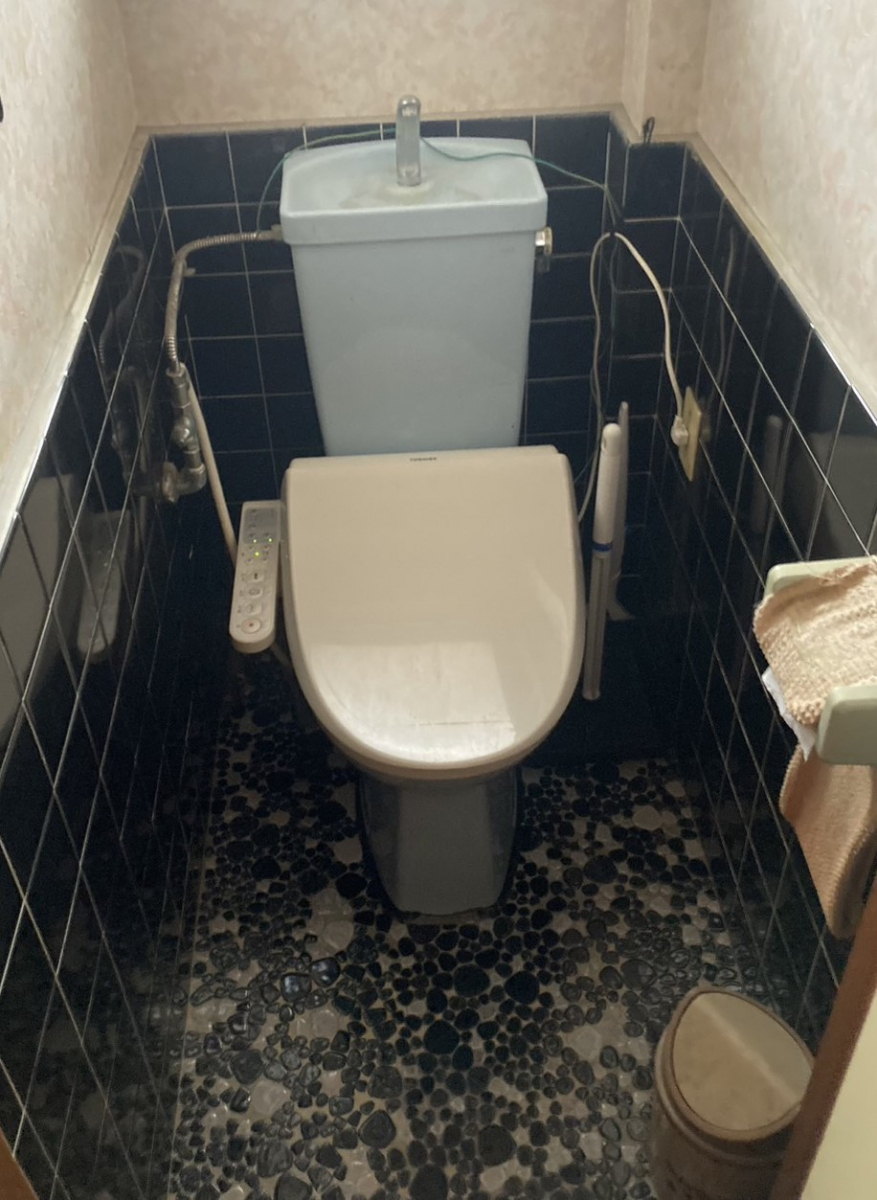 秀和のトイレのリフォームの施工前の写真2