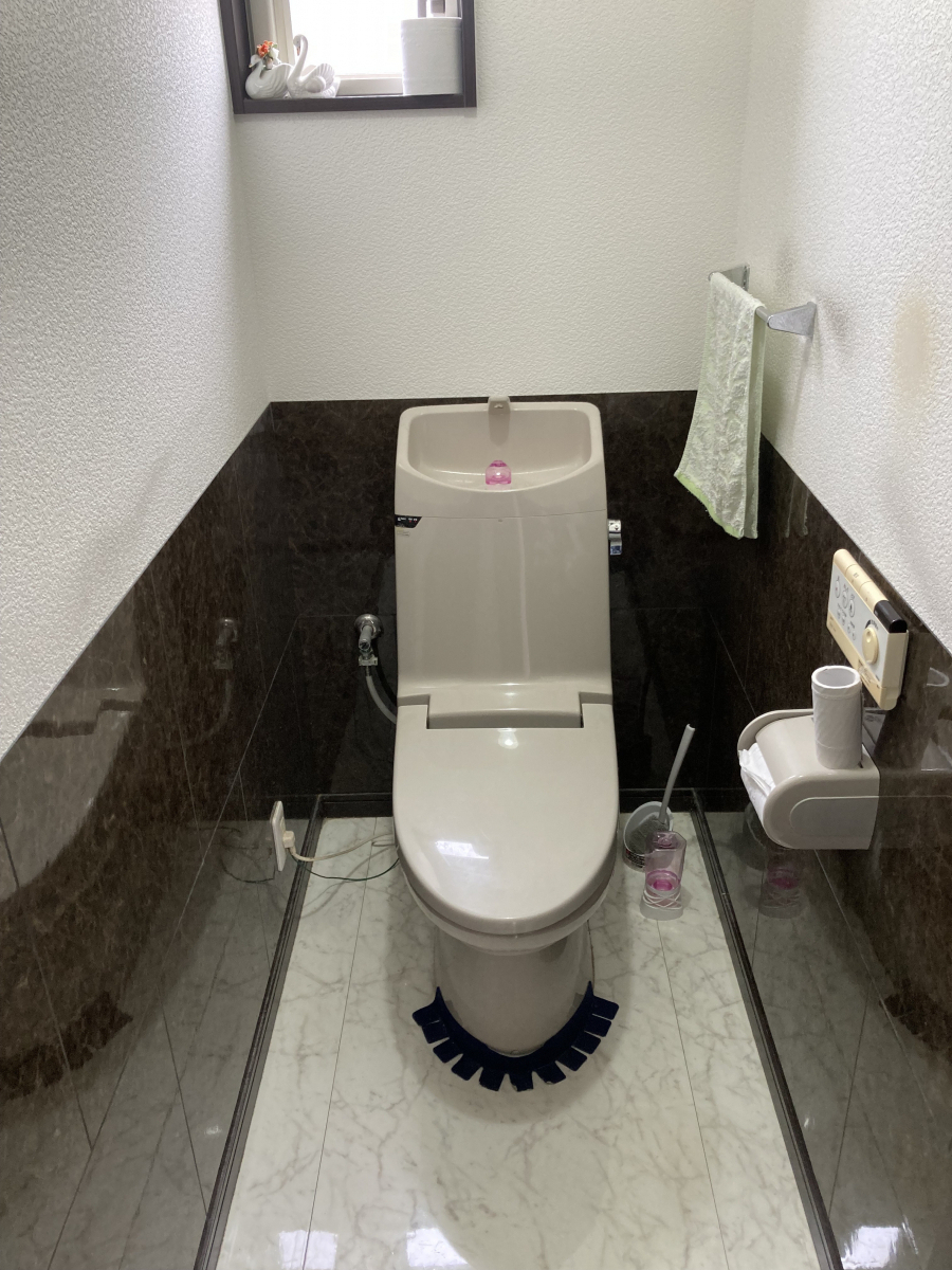秀和のトイレ２台　節水型トイレに交換させていただきましたの施工前の写真1