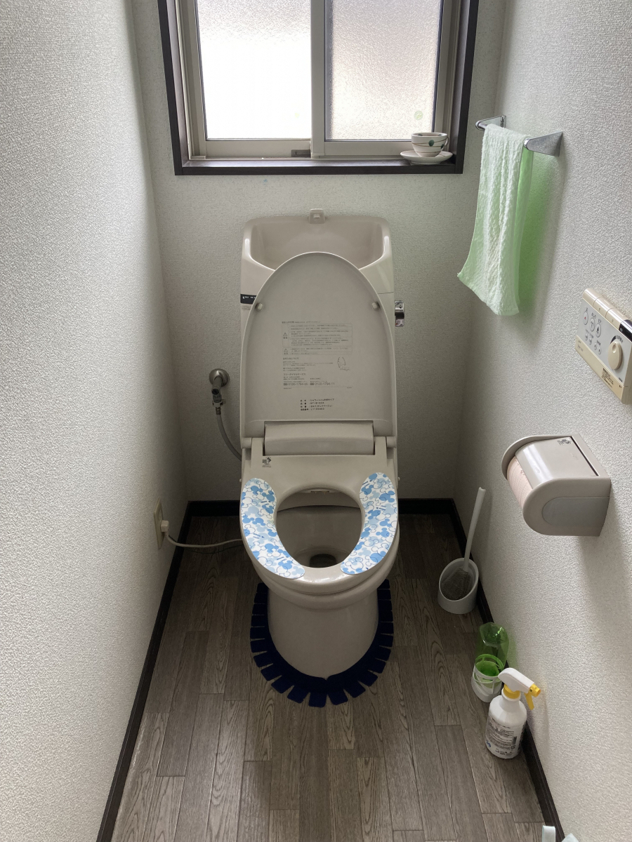 秀和のトイレ２台　節水型トイレに交換させていただきましたの施工前の写真2