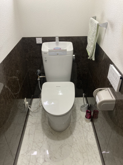 秀和のトイレ２台　節水型トイレに交換させていただきました施工事例写真1