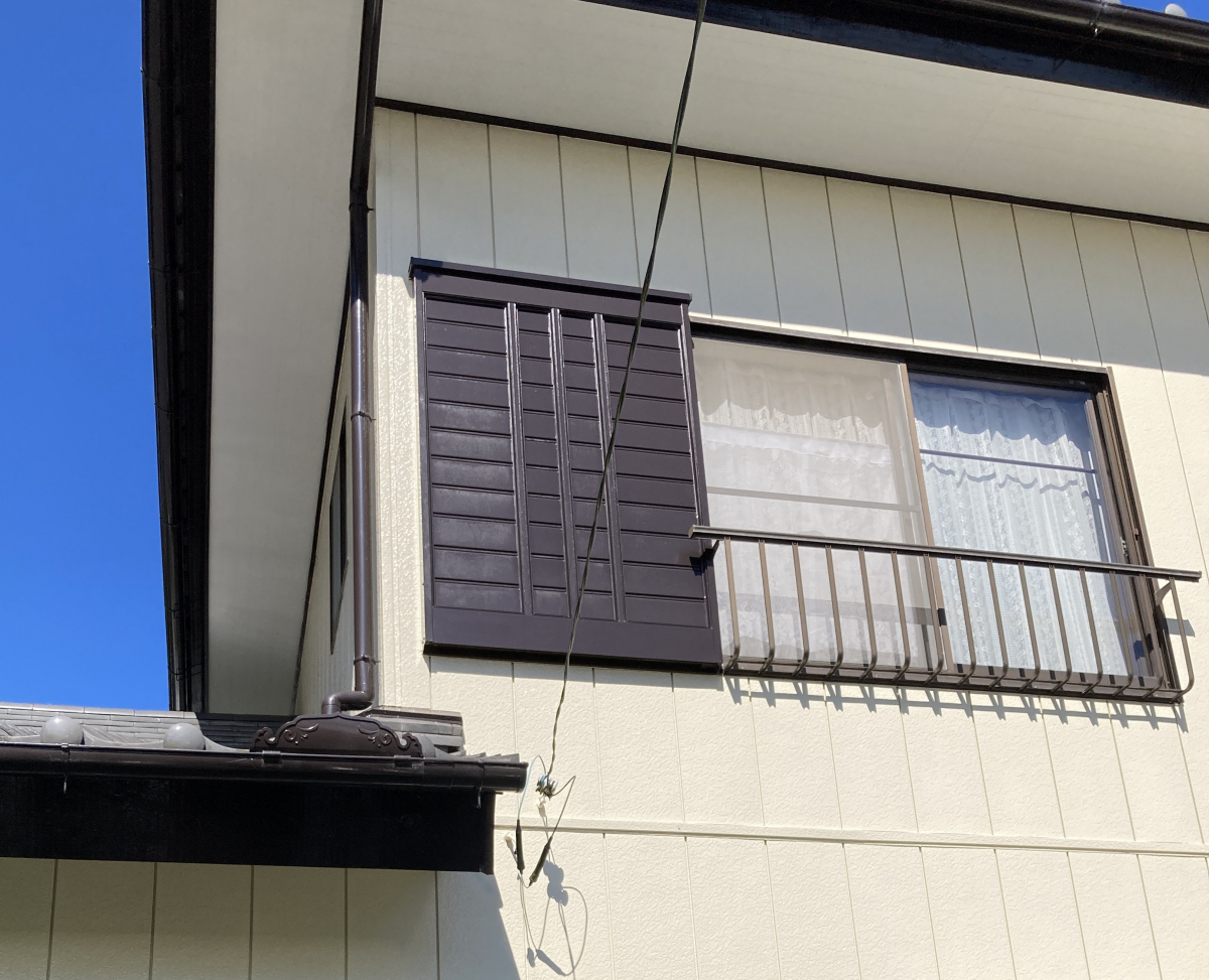 秀和の2階　腰窓から掃き出しへ交換、柱建てバルコニーもの施工前の写真1
