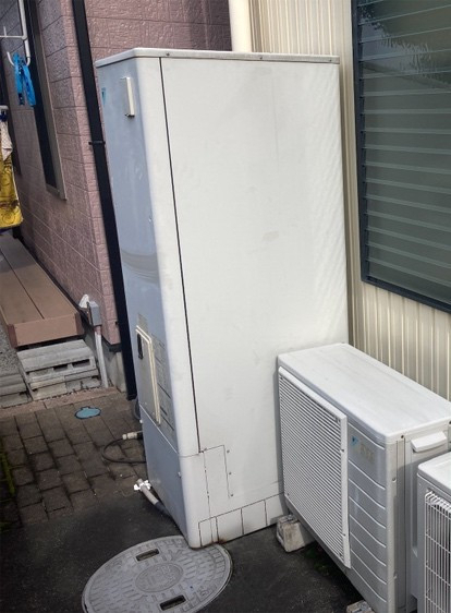 秀和のエコキュートが調子が悪くなったとのご依頼で交換実施しました。の施工前の写真1