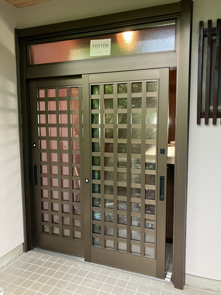 秀和の長年使った玄関を新しくしたいとお客様よりご相談いただきました。の施工後の写真1