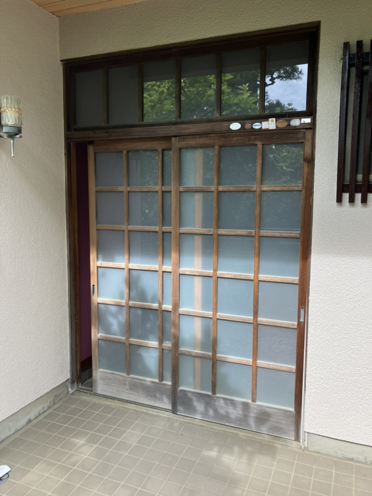 秀和の長年使った玄関を新しくしたいとお客様よりご相談いただきました。の施工前の写真1