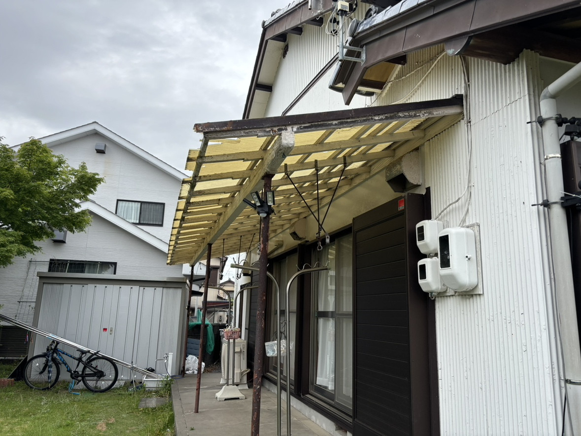 秀和のテラス波板交換をさせていただきました。の施工前の写真1
