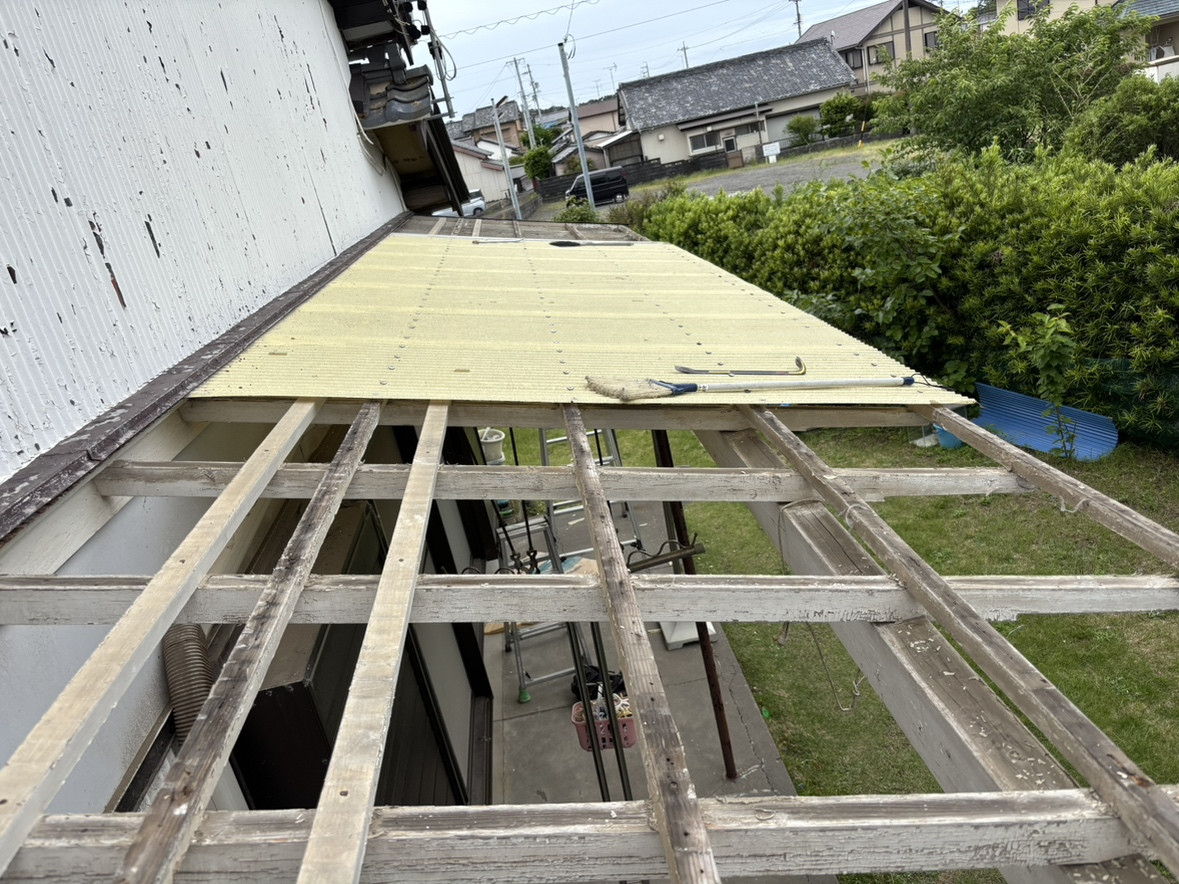 秀和のテラス波板交換をさせていただきました。の施工前の写真2