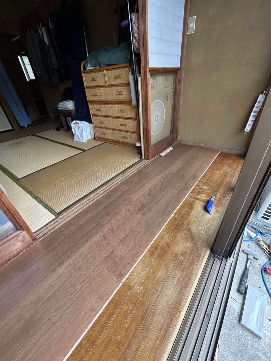 秀和の広縁の床が古くなったで交換しました。の施工後の写真1
