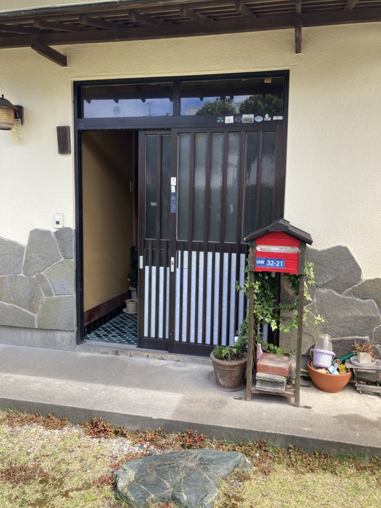 秀和の【LIXILリシェント】玄関の暑さ不安を解消!快適な住まいへの施工前の写真1