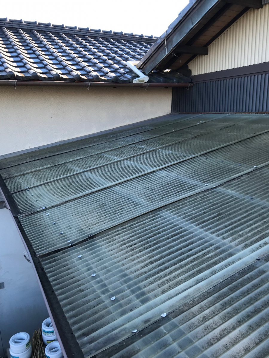 秀和の【これで安心！】古くなったポリカ屋根を新品に交換！の施工前の写真1