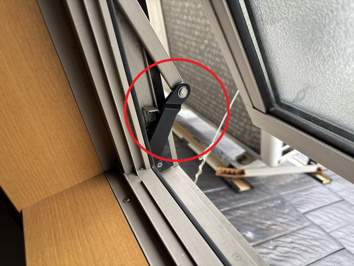秀和の【小さい部品でも致命的】オーニング窓部品交換の施工後の写真1