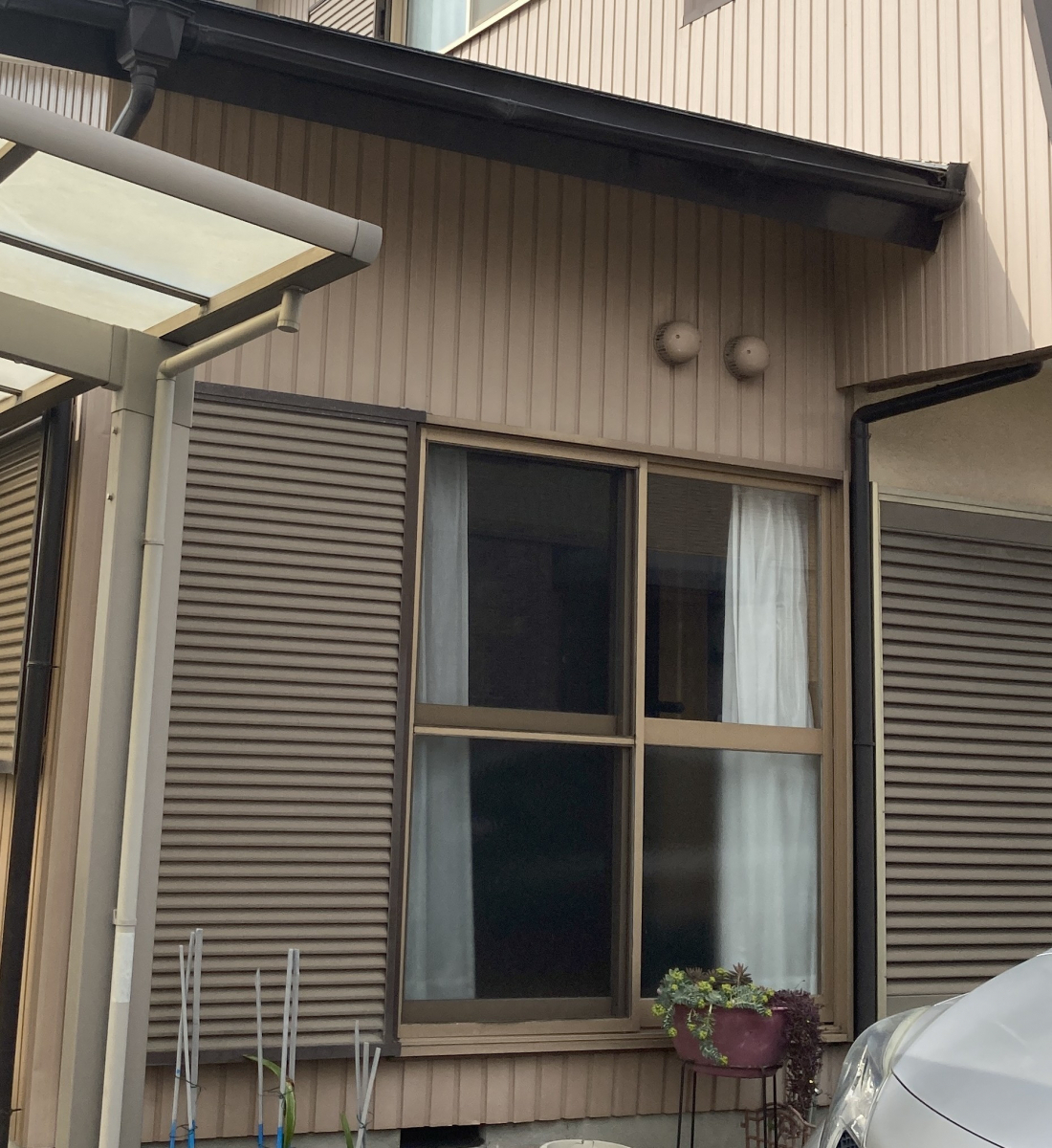 秀和の【強い風で雨戸がガタガタ】古いサッシを新しくしました。の施工前の写真2