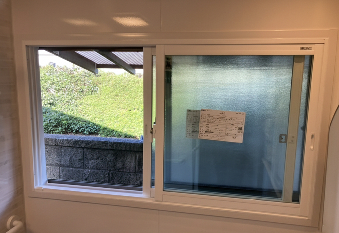 秀和の【浴室内窓】白で統一した清潔感あふれる高断熱バスルームの施工後の写真1