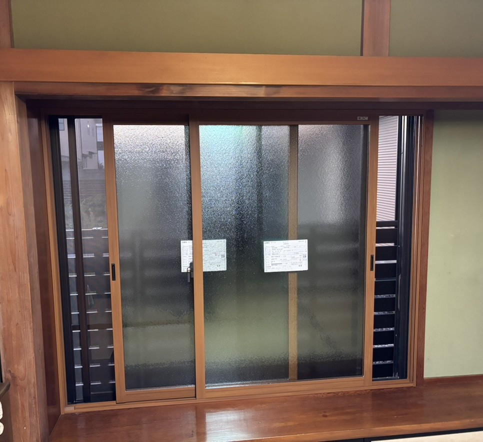 秀和の【隣家がなくなって風が直撃】環境変化による「冬の寒さ」を内窓で解消の施工後の写真2