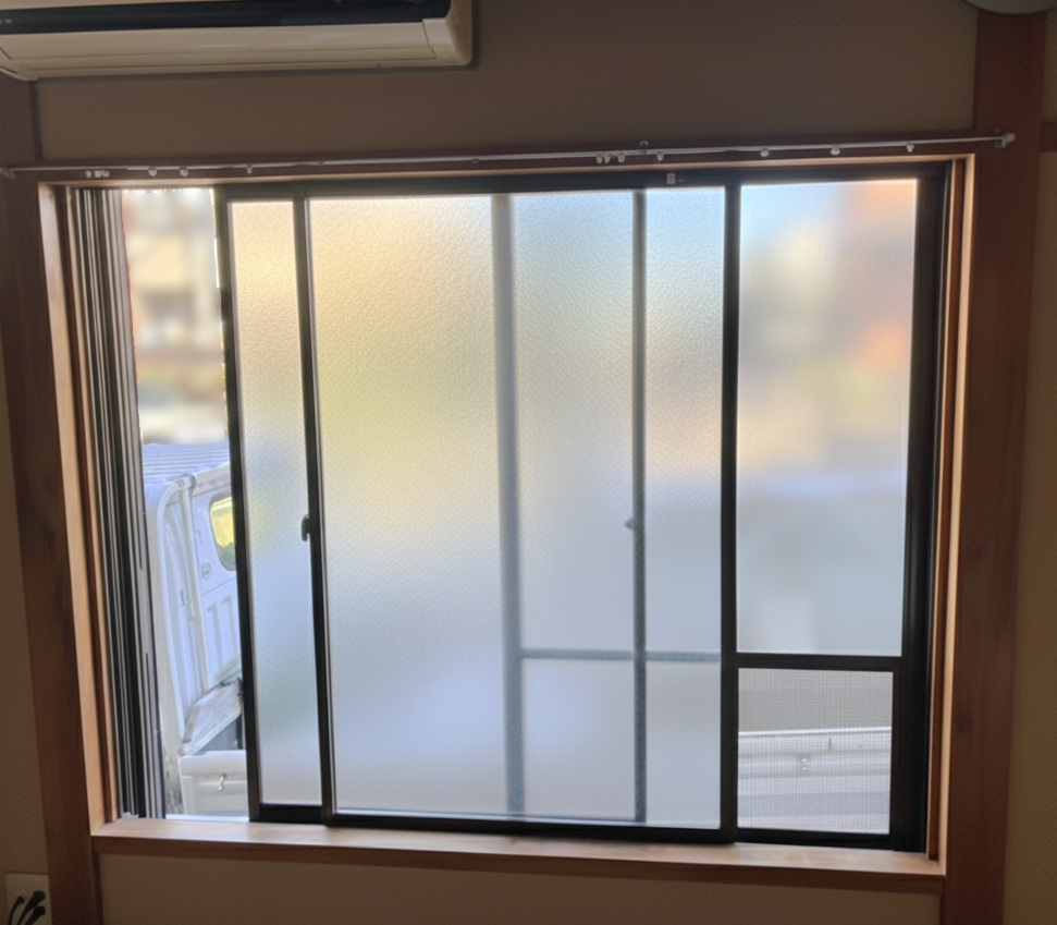 秀和の【隣家がなくなって風が直撃】環境変化による「冬の寒さ」を内窓で解消の施工前の写真1