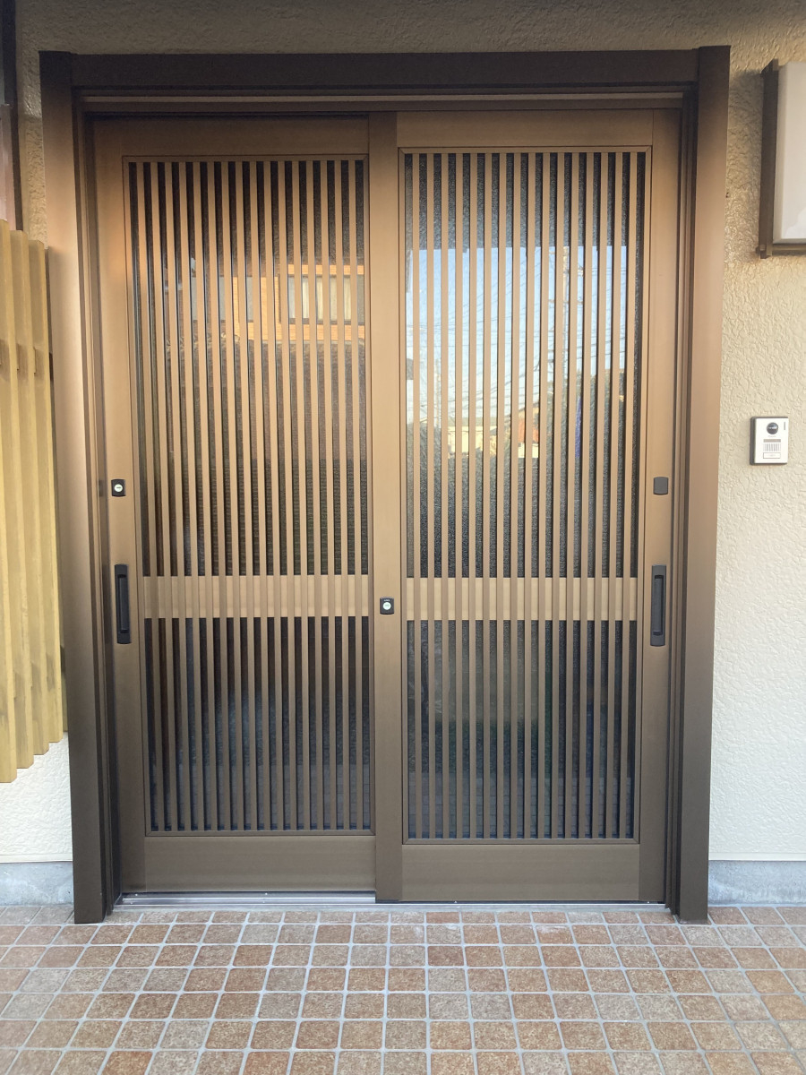 秀和の【1日で玄関を一新】カバー工法で叶える、使い勝手抜群の和モダン引戸の施工後の写真1