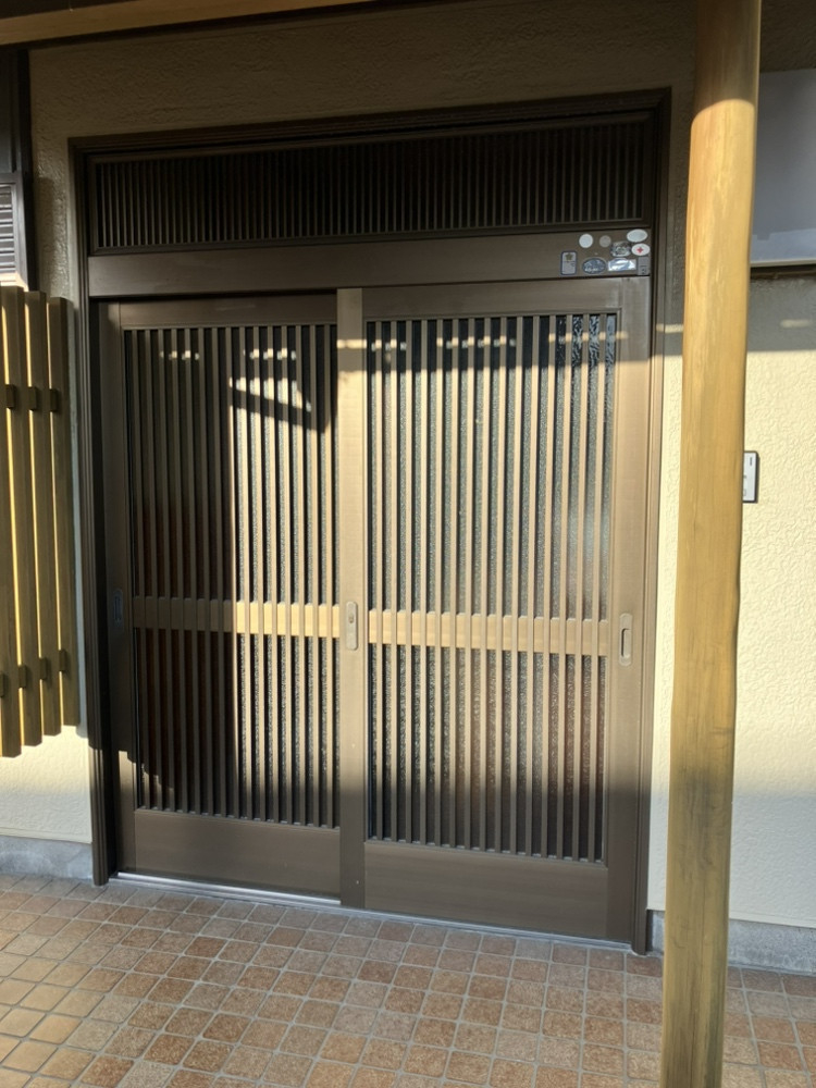 秀和の【1日で玄関を一新】カバー工法で叶える、使い勝手抜群の和モダン引戸の施工前の写真1