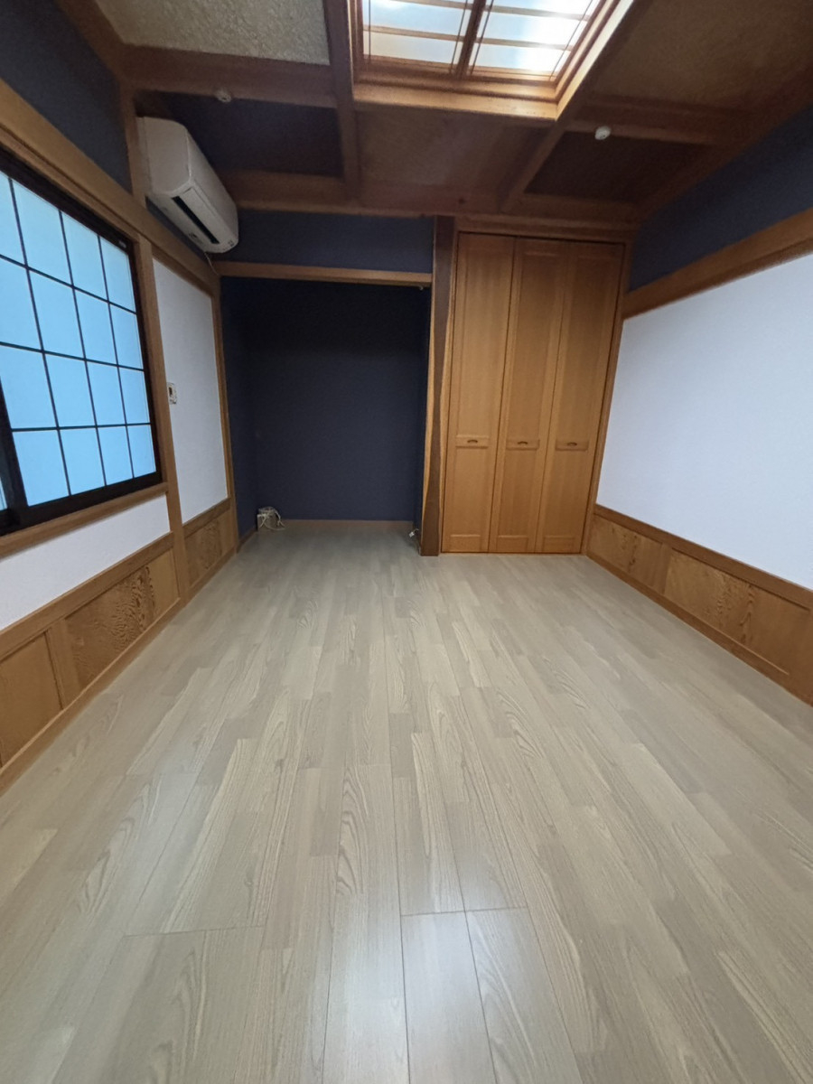 秀和の【深い紺がアクセント】和室の面影を残した「大人のリノベーション」の施工後の写真1