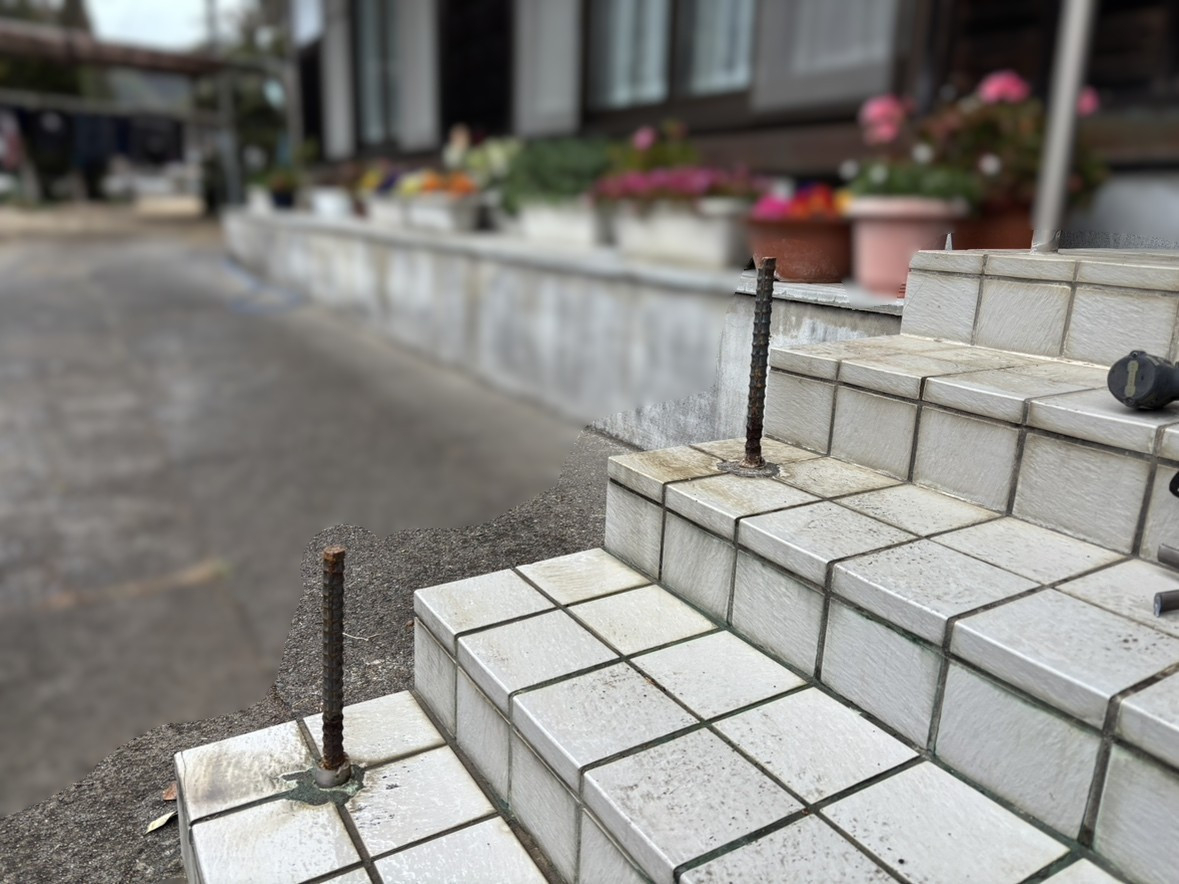 秀和の【玄関先の安心を再び】破損した手すりの交換・補強工事の施工前の写真2