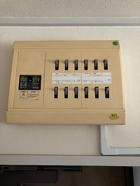 秀和の【きっかけは市の補助金から】いざという時の安心を守る「感震ブレーカー」への交換工事の施工前の写真1