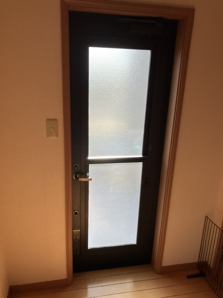 秀和の【えっ、勝手口にもつくの？】「扉に扉」のインプラスで断熱！の施工前の写真2