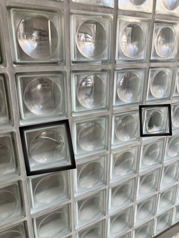 秀和の[ ガラスブロックの破損修理】ピッタリ合う代替品でスピード解決✨の施工前の写真1