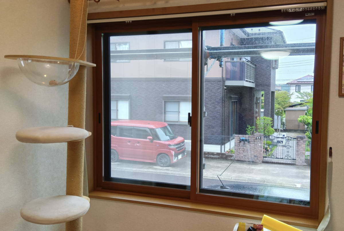 MQ仙台店のリビング出窓で1枚ガラスサッシの為、冬は結露…の施工後の写真1