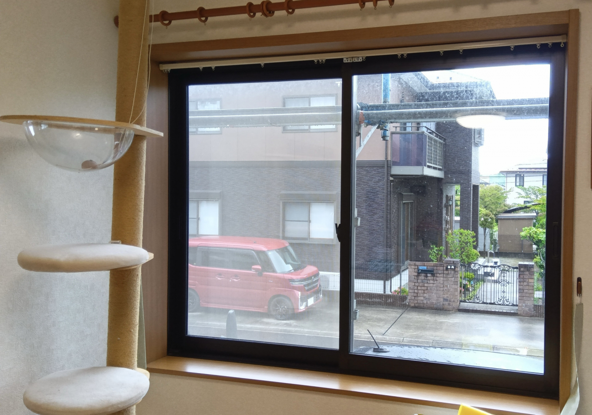 MQ仙台店のリビング出窓で1枚ガラスサッシの為、冬は結露…の施工前の写真1