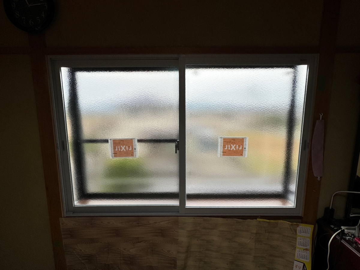 長崎サッシ工業の長崎県波佐見町　出窓　内窓　インプラス　かすみガラスの施工後の写真1