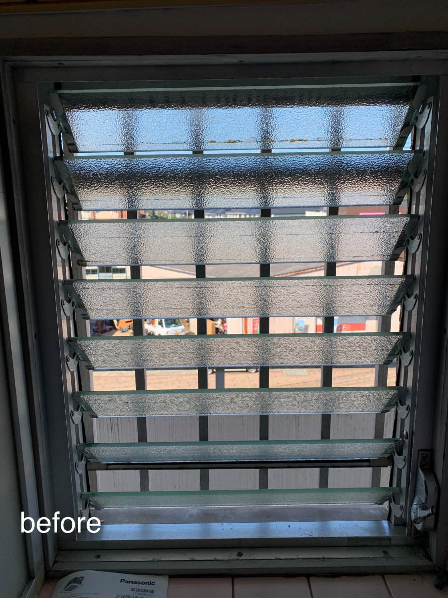 長崎サッシ工業の長崎県佐世保市　ルーバー窓交換　カバー工法の施工前の写真1