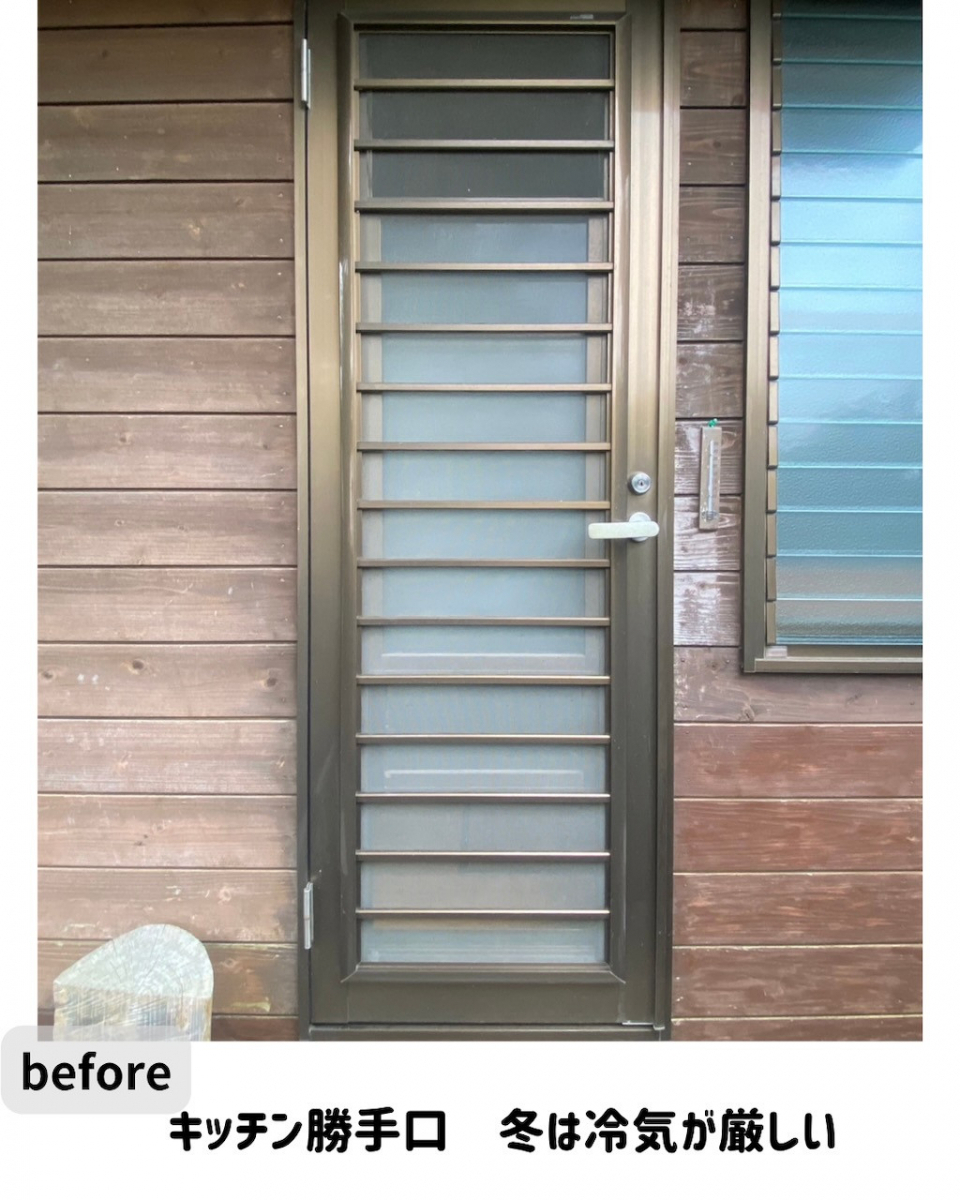 長崎サッシ工業のキッチンの勝手口ドアをリシェント勝手口ドアへの施工前の写真1