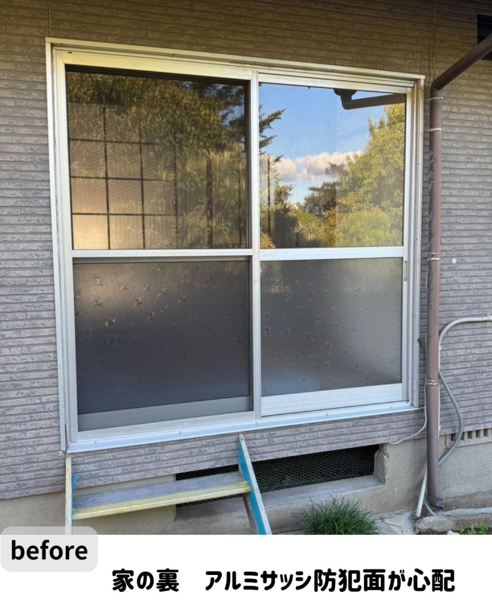 長崎サッシ工業の家の裏にサーモスＬ手動シャッター付引違い窓を設置の施工前の写真1