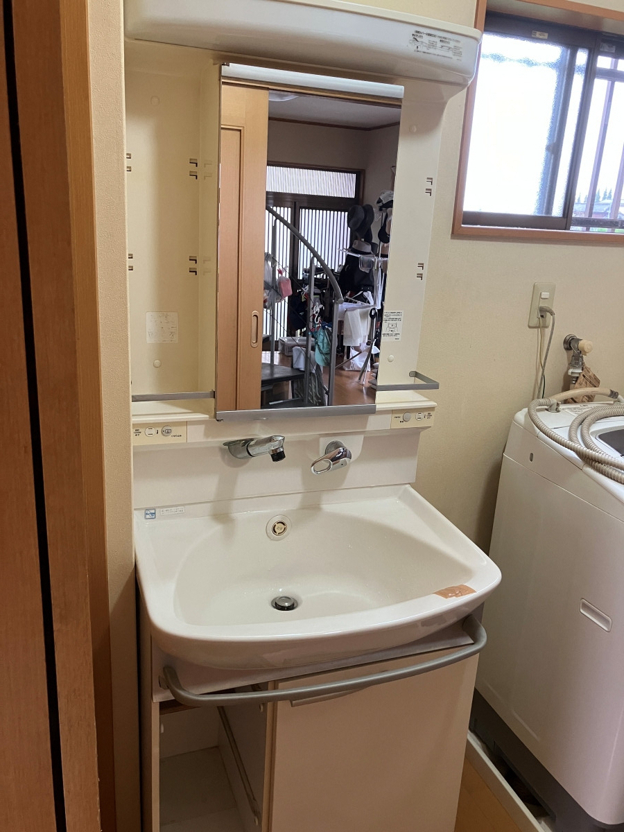 広海クラシオ 徳島応神店の洗面化粧台リフォーム✨　ＬＩＸＩＬ　ピアラの施工前の写真1