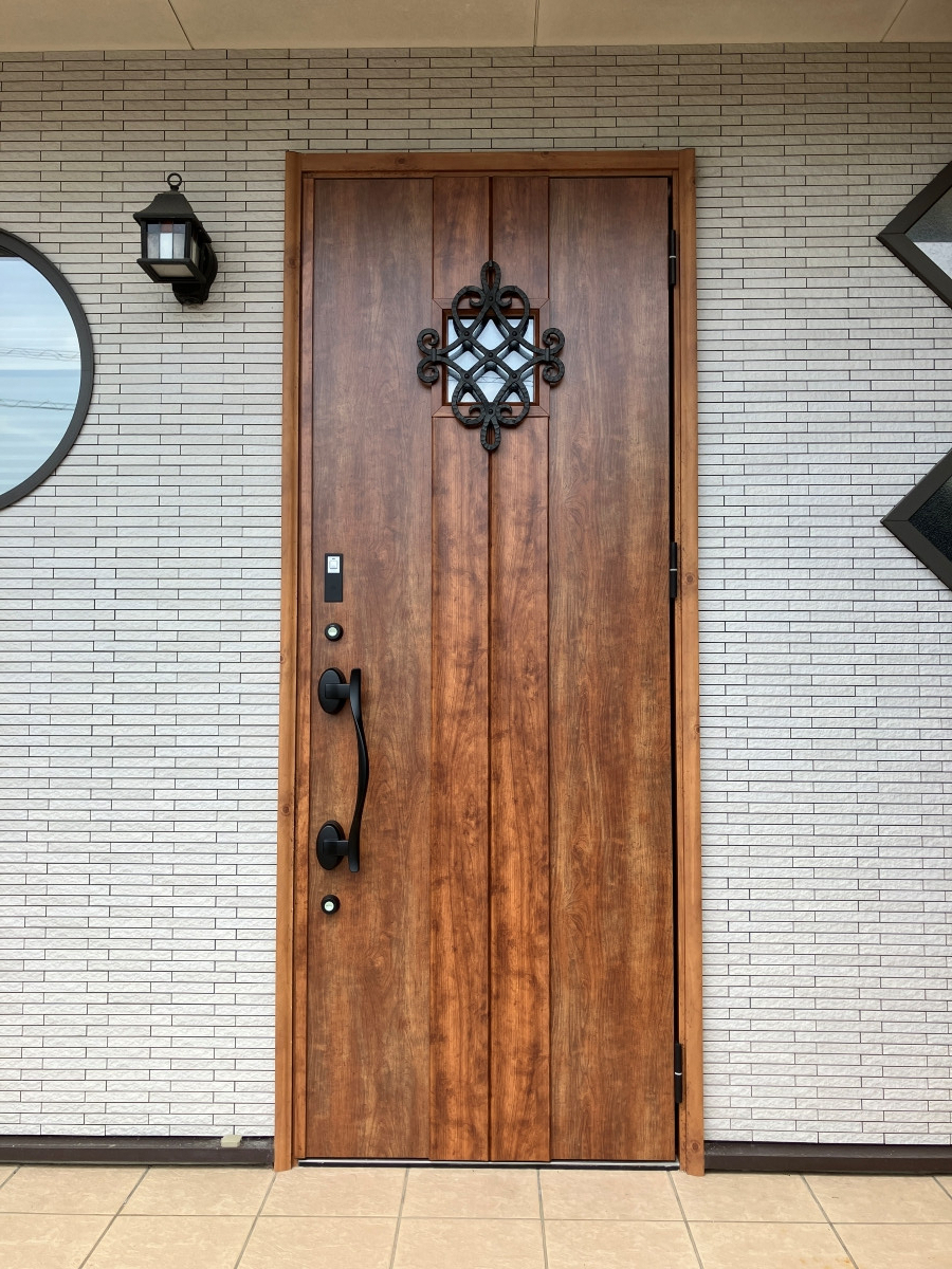 広海クラシオ 徳島応神店の【玄関ドアリフォーム】ＬＩＸＩＬ　リトビラ　FamiLock【防犯】の施工後の写真1